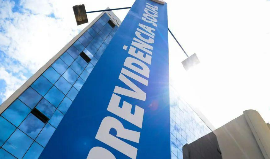 Lula assina decreto que antecipa 13� sal�rio de aposentados e pensionistas do INSS