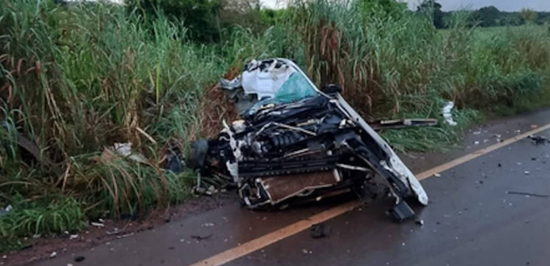 Adolescentes morrem em colis�o frontal entre carro e carreta na MT-170
