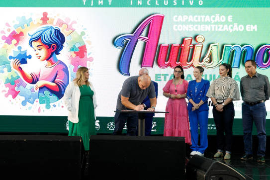 Prefeito assina compromisso para criar centro de referncia do autista