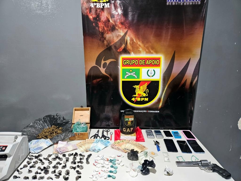 Pol�cia Militar prende dois irm�os com por��es de drogas e arma de fogo