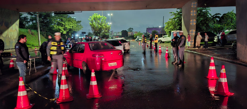 Opera��o Lei Seca na Avenida Miguel Sutil resulta em nove atua��es criminais e 41 ve�culos removidos