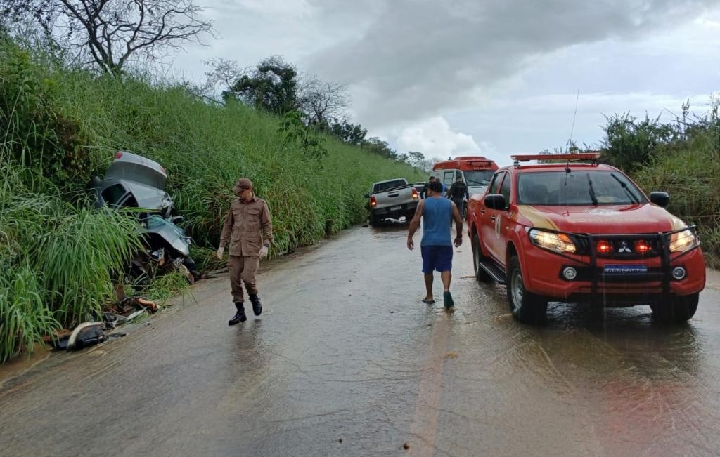 Corpo de Bombeiros resgata vtima presa em ferragens aps grave acidente de trnsito na MT-344