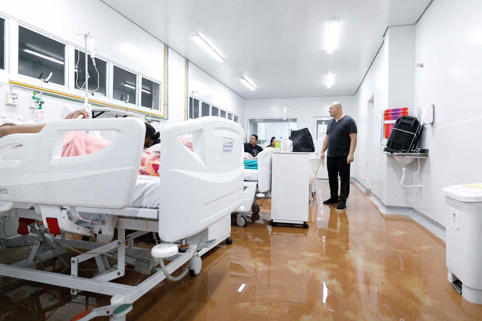 Prefeito e secretrios monitoram estragos e traam aes durante temporal em Cuiab