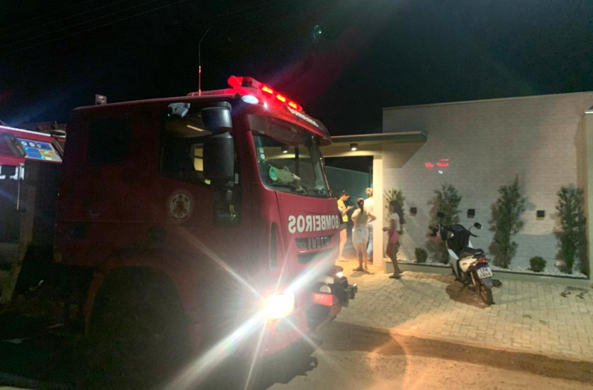 Corpo de Bombeiros extingue inc�ndio em resid�ncia ap�s explos�o de botij�o de g�s