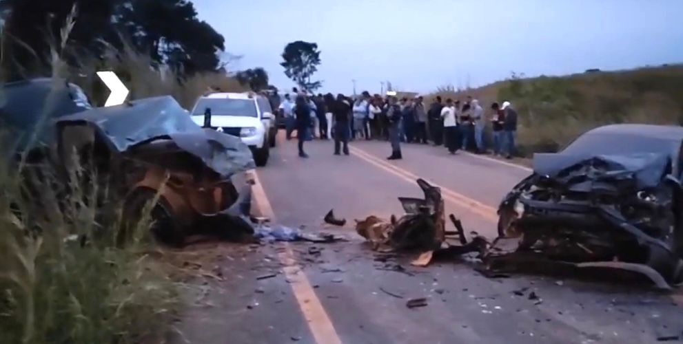 Irm�os morrem em violenta colis�o entre carros em rodovia de Mato Grosso
