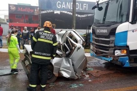 Motorista tem carro esmagado por carretas e morre em rodovia