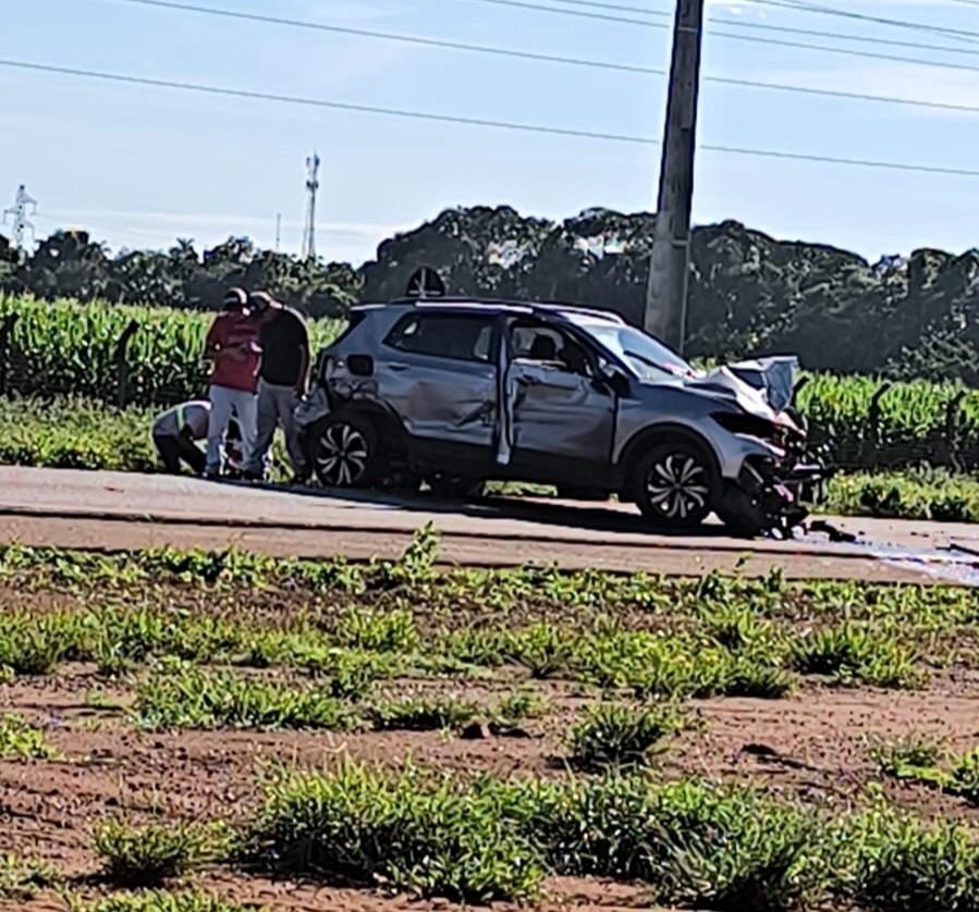 Corpo de Bombeiros socorre v�timas ap�s acidente na BR-070