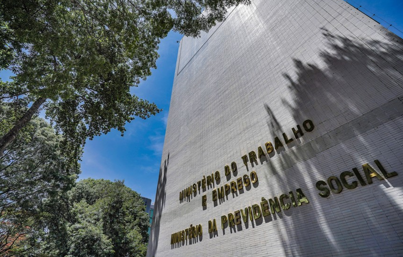 Ap�s 235 dias, m�dicos peritos encerram greve e INSS normaliza atendimentos na segunda-feira