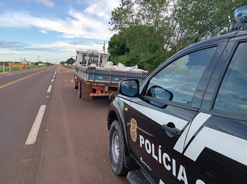 Pol�cia Civil prende homem e apreende adolescente por recepta��o de carga furtada de carreta tombada em �gua Boa