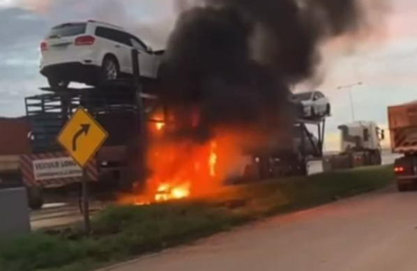 Carreta cegonha carregada com ve�culos pega fogo e carga � destru�da na BR-163/364 