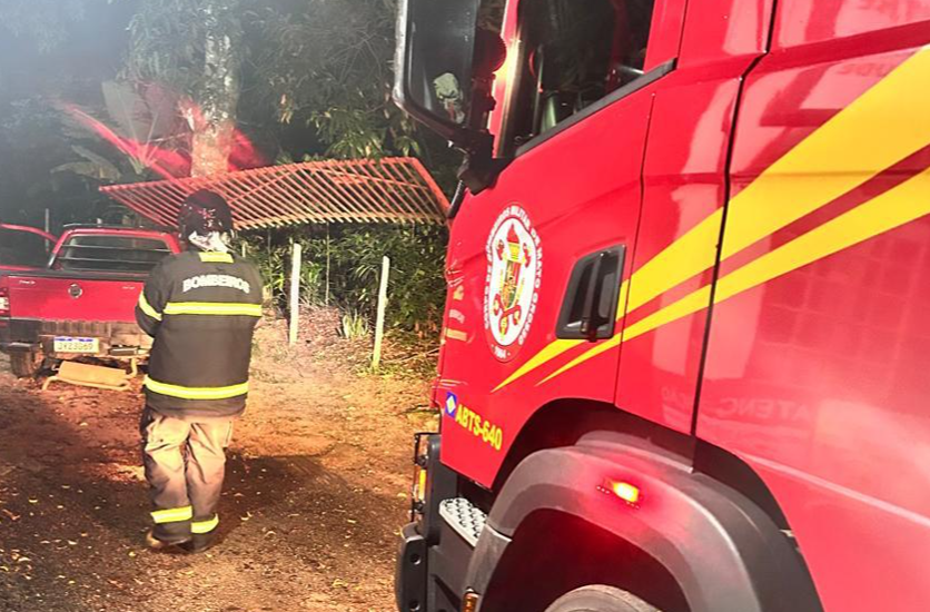 Mulher  socorrida pelos Bombeiros aps coliso contra rvore em Primavera do Leste