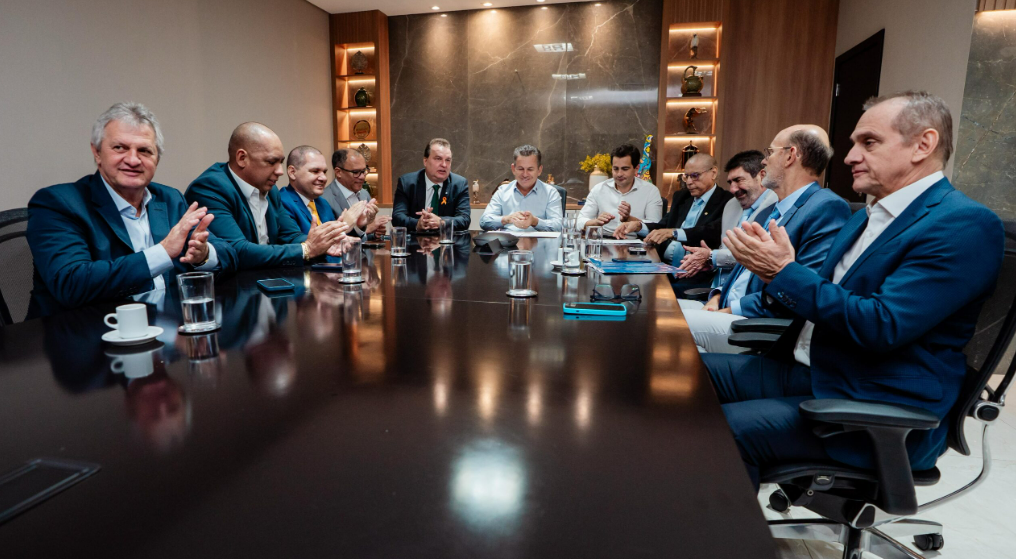 Max Russi mobiliza deputados em busca de solues para a Santa Casa de Cuiab
