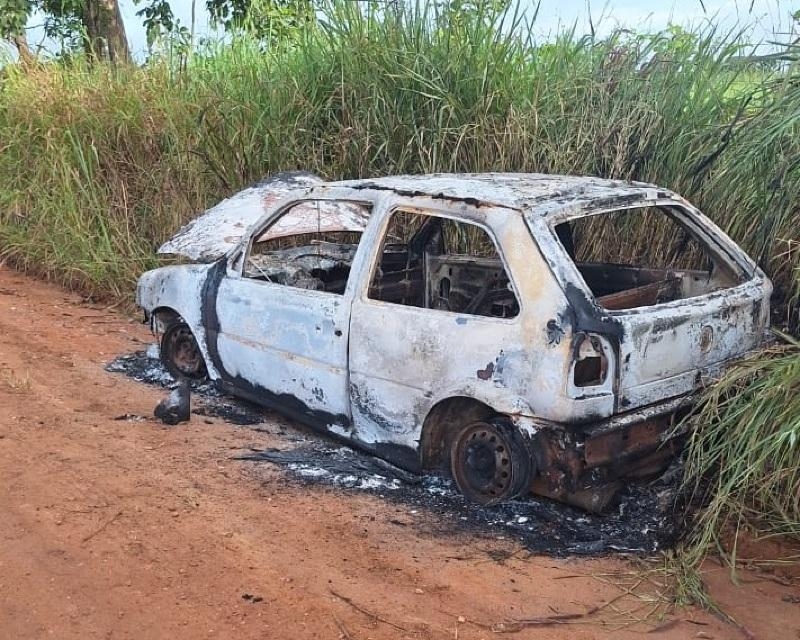 Corpo carbonizado  encontrado dentro de carro em estrada rural de So Jos dos Quatro Marcos