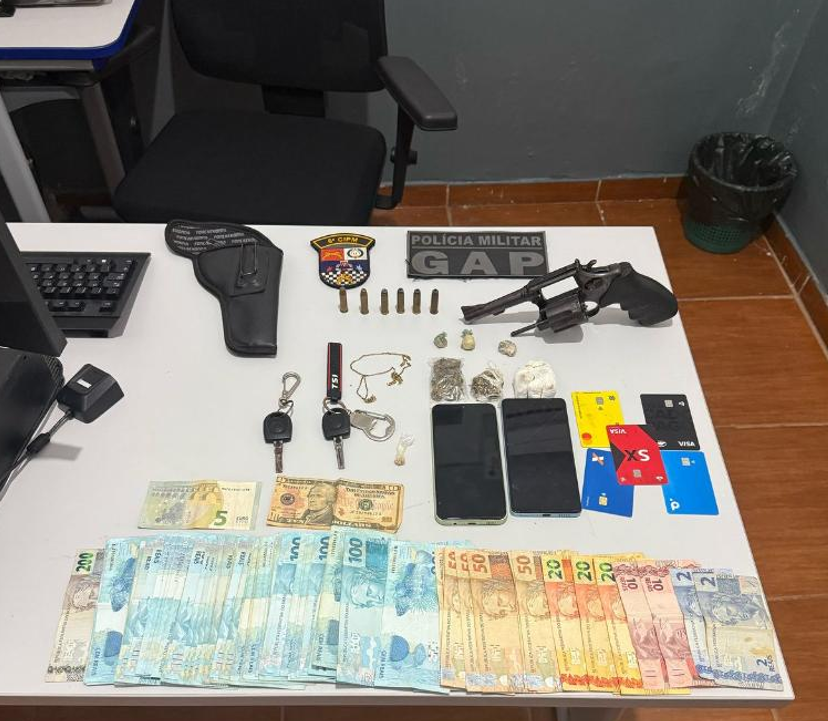 Integrantes de fac��o s�o presos com drogas, arma e mais de R$ 7 mil em bar de Pocon�
