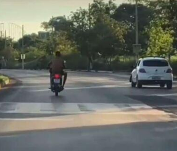 Motociclista sem capacete morre ao colidir com poste na M�rio Andreazza, em VG