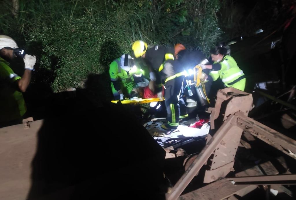 Bombeiros resgatam motorista preso �s ferragens ap�s acidente na BR-163