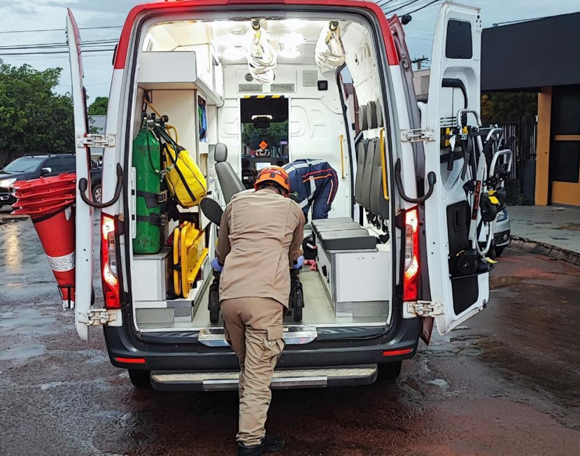 Bombeiros socorrem v�timas ap�s colis�o entre motocicletas