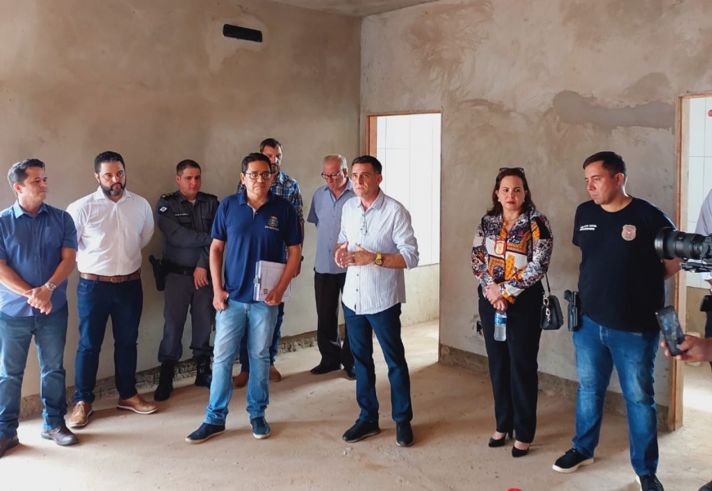 Diretor e delegada regional visitam obras da nova Delegacia de Campo Novo do Parecis