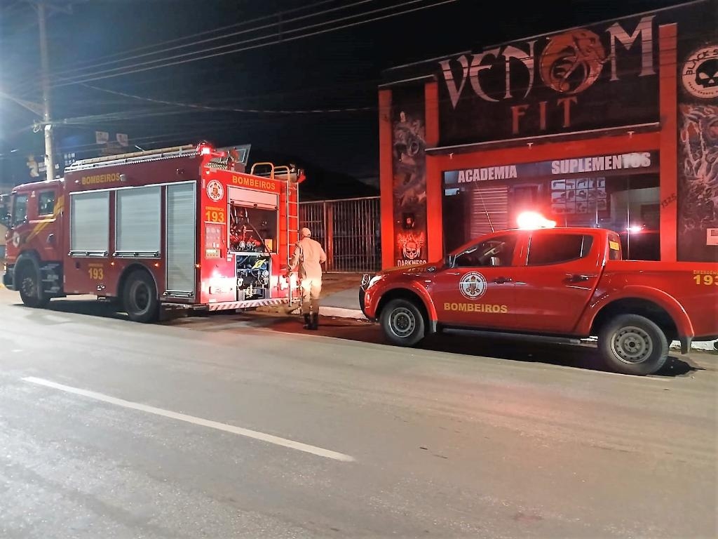 Corpo de Bombeiros extingue inc�ndio em pr�dio de academia em Rondon�polis