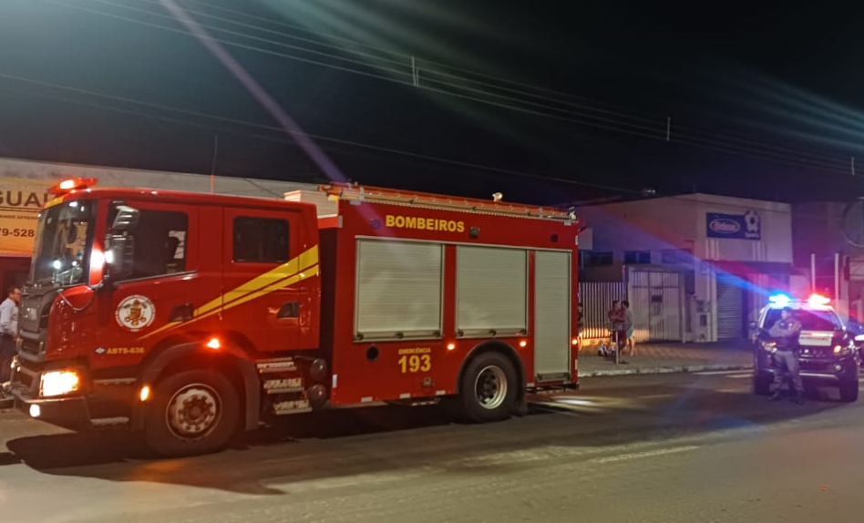 Bombeiros controlam inc�ndio em com�rcio decorado com palha em Alto Araguaia