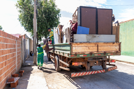 Mutir�o do cata-treco retira duas toneladas de materiais inserv�veis no bairro S�o Jo�o Del Rey, em Cuiab�
