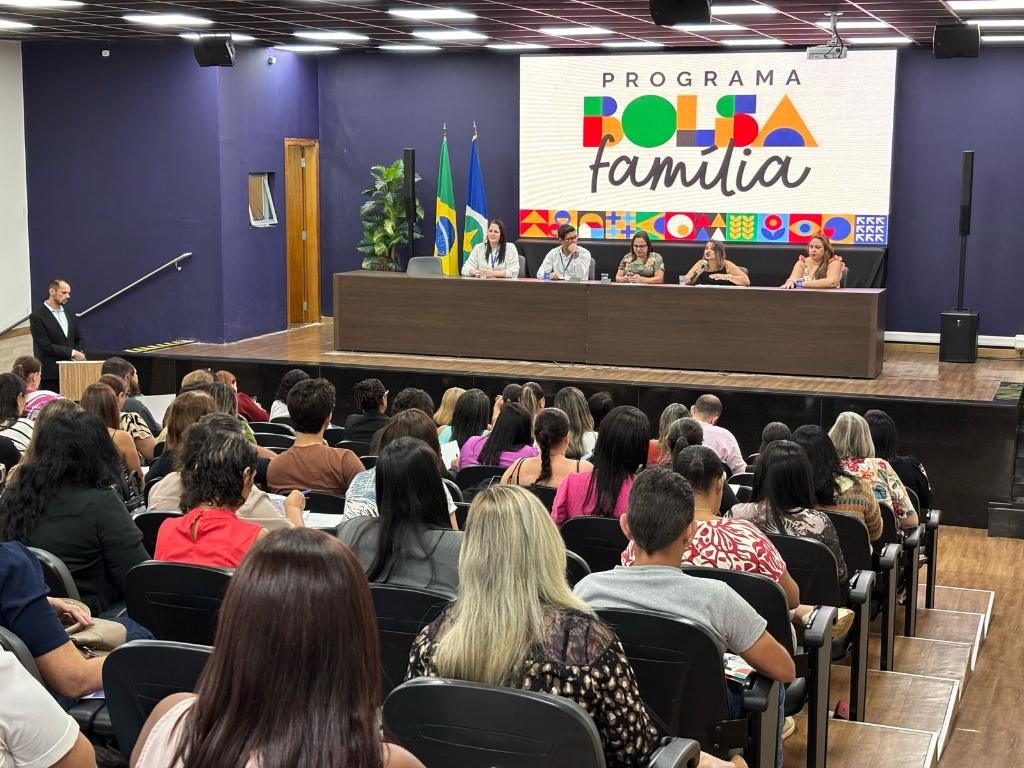 Seduc realiza encontro com profissionais das escolas estaduais com foco no programa Bolsa Fam�lia