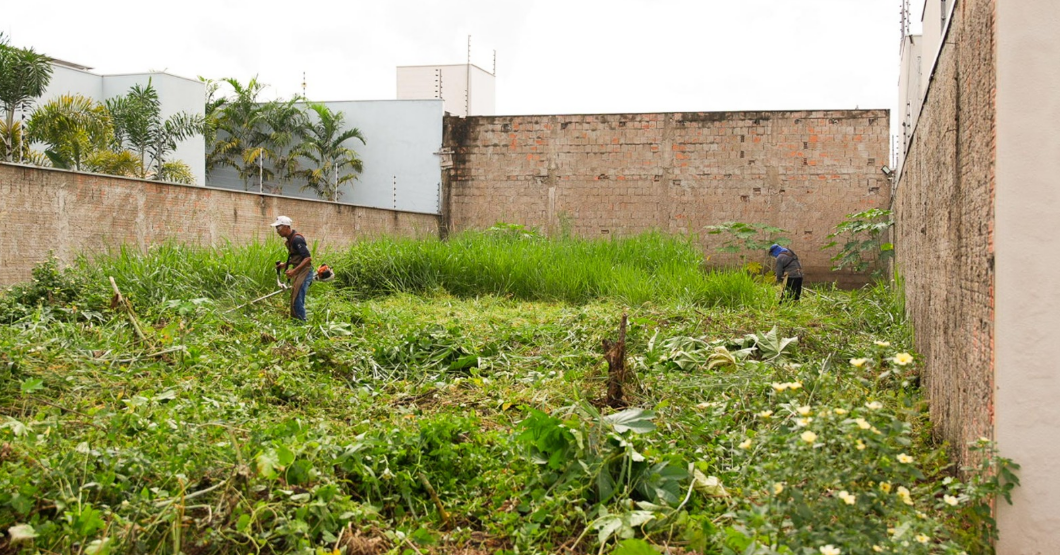 Prefeitura de Rondonpolis inicia limpeza de terrenos particulares e cobra custos dos proprietrios