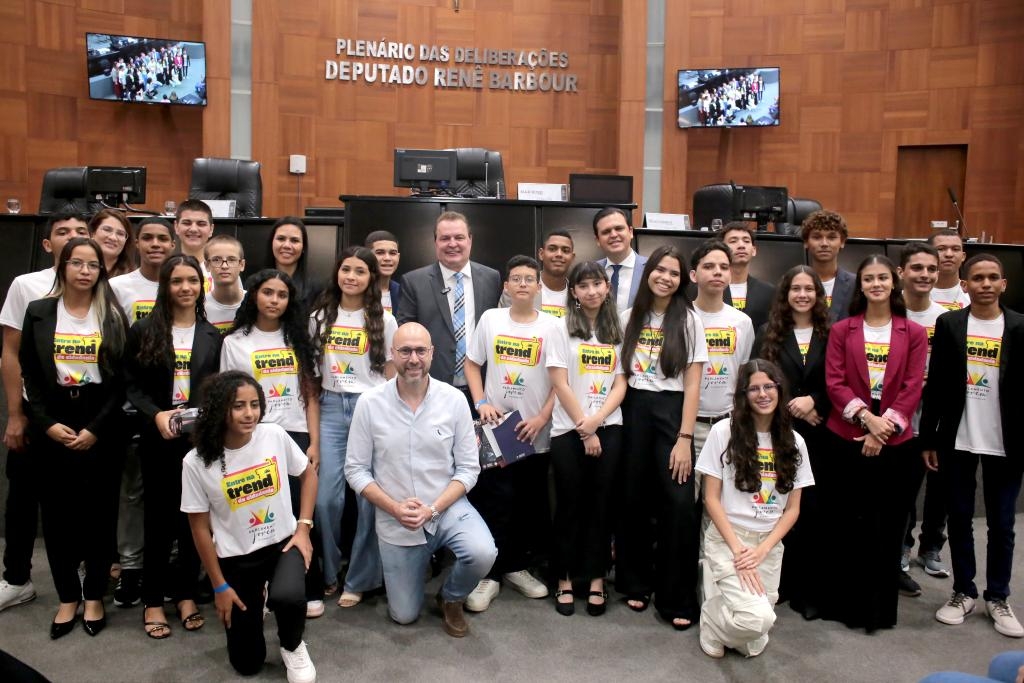 Estudantes da Escola Militar Dom Pedro II s�o empossados como deputados do Parlamento Jovem de MT