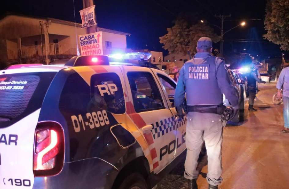 Homem  preso por desacato a policiais, resistncia e ameaa