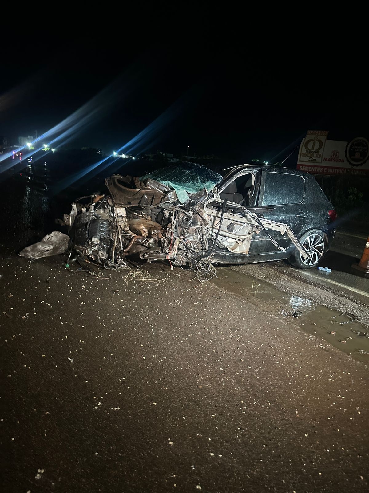 Motorista � arremessado de carro ap�s colis�o com caminh�o na Rodovia dos Imigrantes