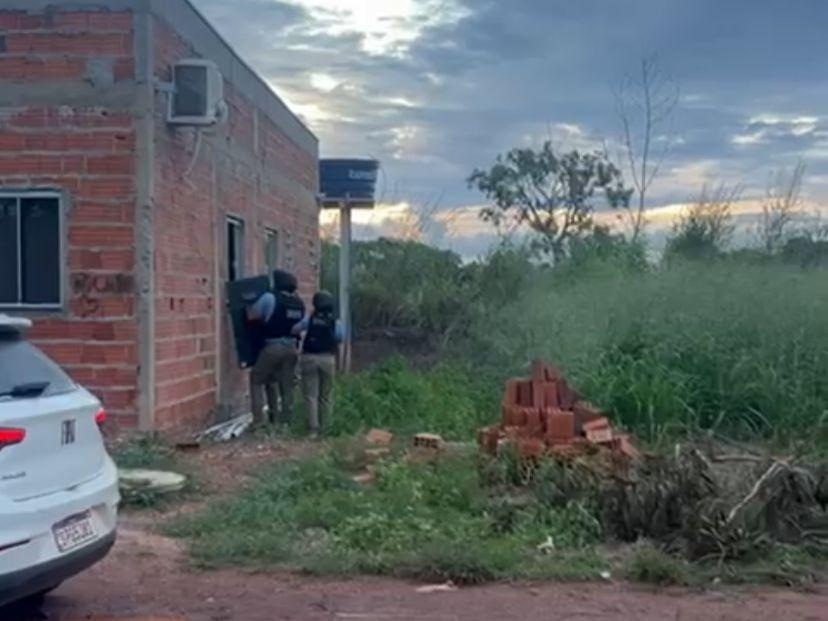Polcia Militar liberta me e filhos mantidos refns e prende homem foragido da Justia