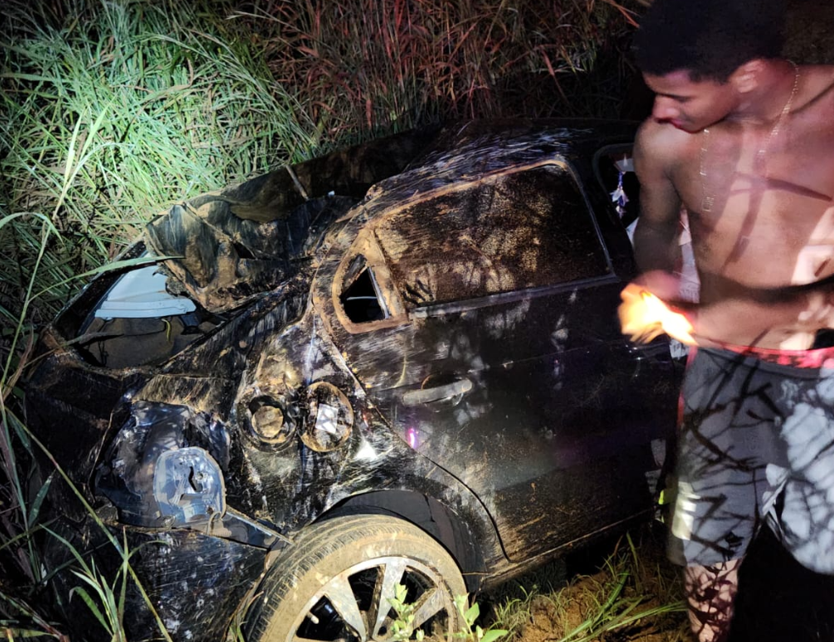 Jovem  socorrido aps capotar carro na MT-251