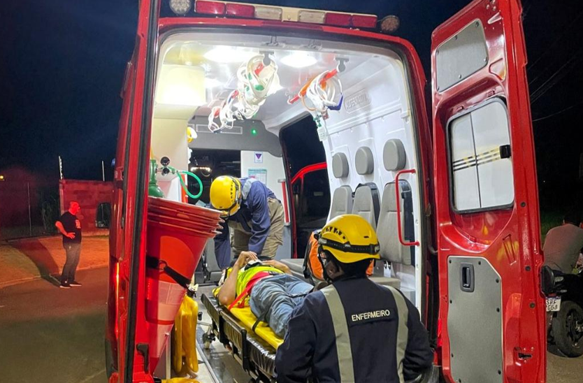 Bombeiros socorrem motociclista ferido ap�s colis�o com carro em Lucas do Rio Verde