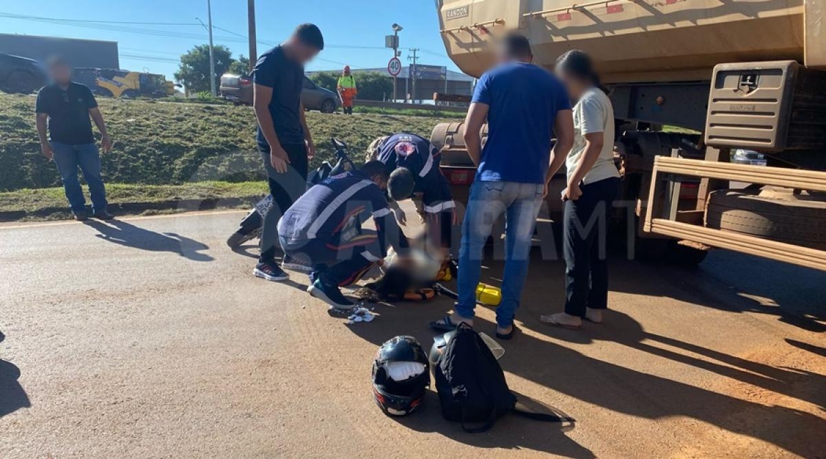 Jovem sobrevive ap�s roda de carreta passar sobre sua cabe�a gra�as ao capacete