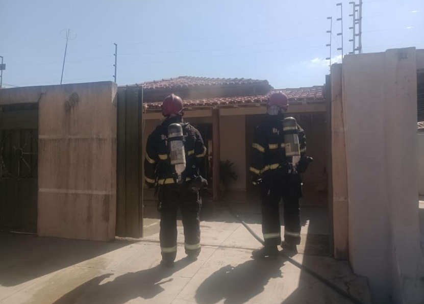 Bombeiros Militares combatem inc�ndio em resid�ncia em Rondon�polis