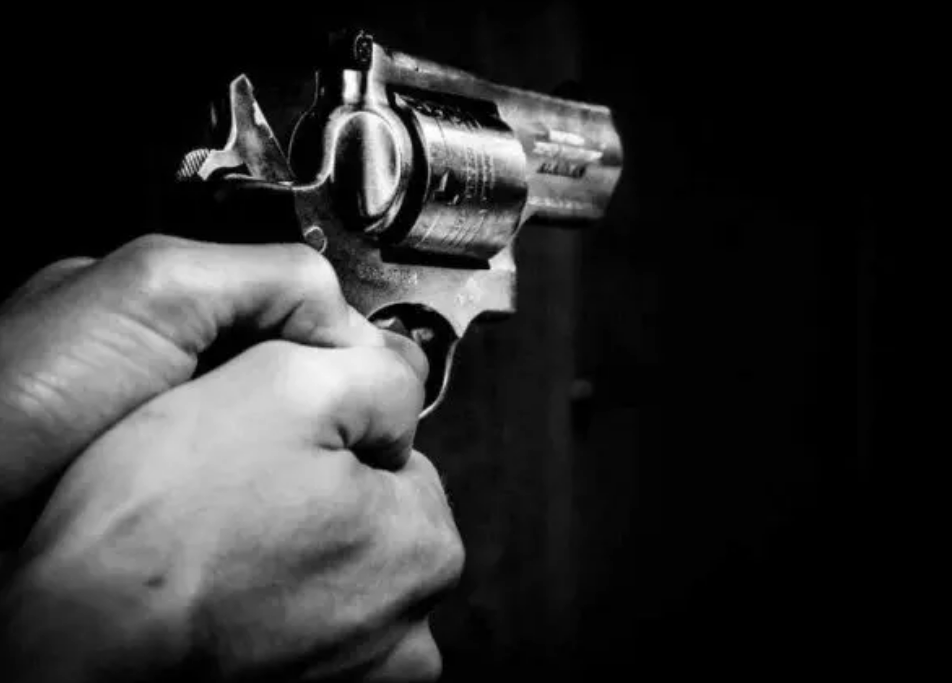 Dois jovens s�o baleados em frente � tabacaria em Pontes e Lacerda