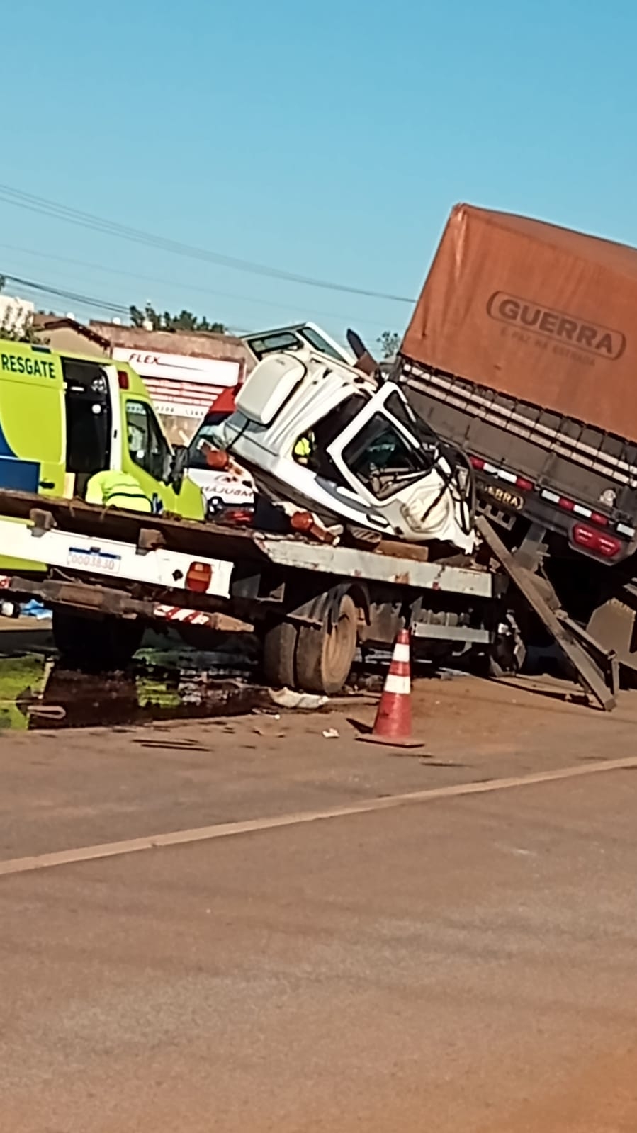 Registro de colis�o entre caminh�es em trecho da BR-364 em V�rzea Grande