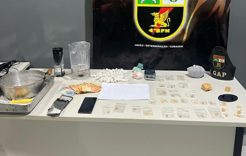 Pol�cia Militar prende cinco homens por tr�fico e apreende mais de cem por��es de drogas em VG