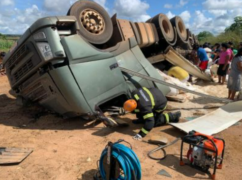 Motorista morre preso s ferragens aps carreta tombar na BR-070 em Primavera do Leste
