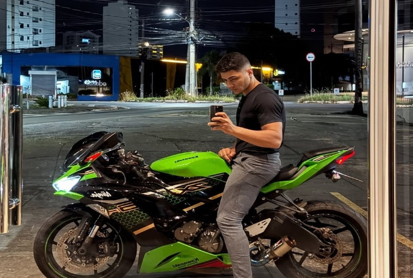 Jovem morre ap�s colidir moto de alta cilindrada em poste na Av. Miguel Sutil