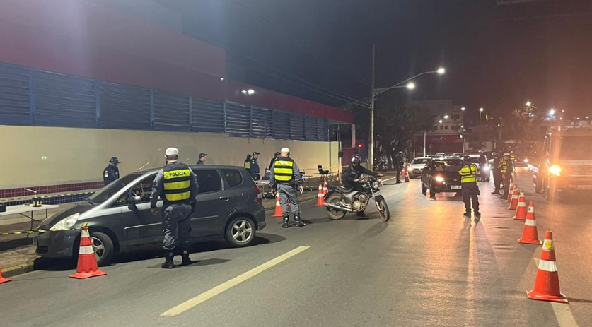 Opera��o Lei Seca realizada em duas avenidas de Cuiab� ao mesmo tempo termina com 13 pessoas presas