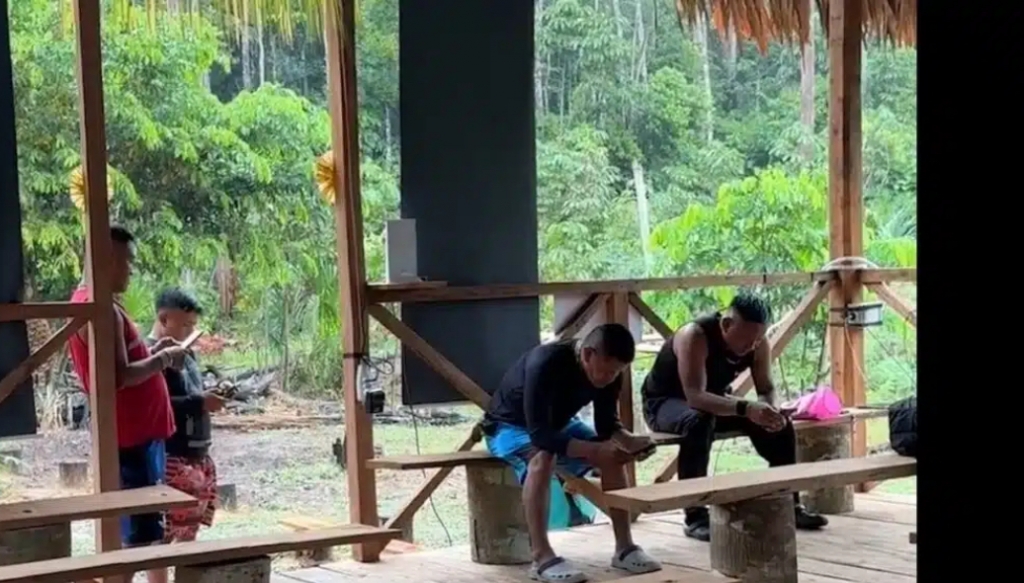 Internet chegou a tribos ind�genas, �ndios passam o dia vendo pornografia e deixam de ca�ar