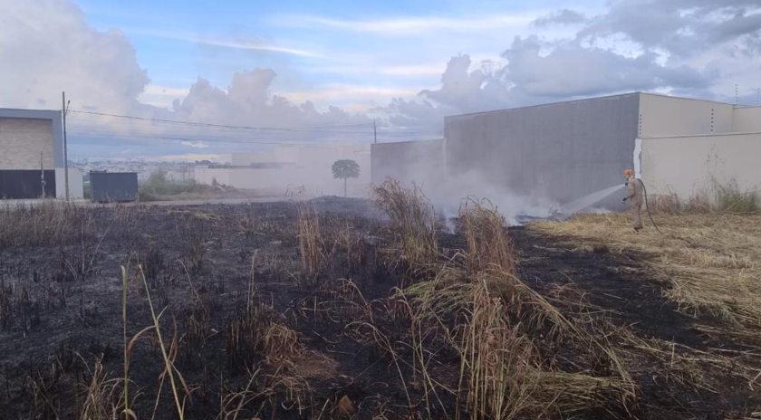 Bombeiros controlam incndio em lote residencial no bairro Belvedere, em Primavera do Leste