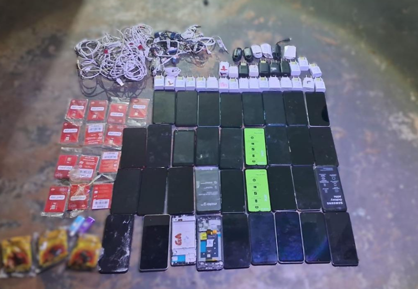 Policiais penais apreendem 32 celulares escondidos em tambor de lixo em pres�dio de Rondon�polis