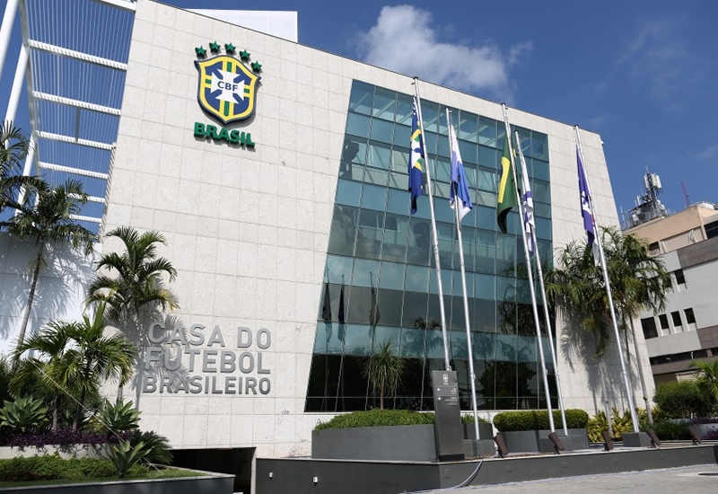 CBF ainda n�o tem t�cnico a um m�s do confronto com o Equador e segue aguardando Ancelotti 