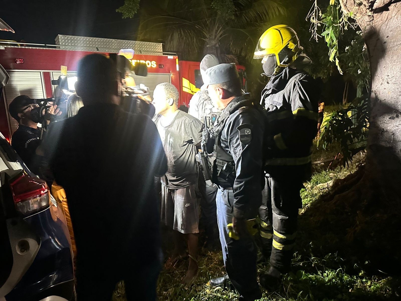 Homem em surto amea�a incendiar irm� e mobiliza for�as de seguran�a em Cuiab�