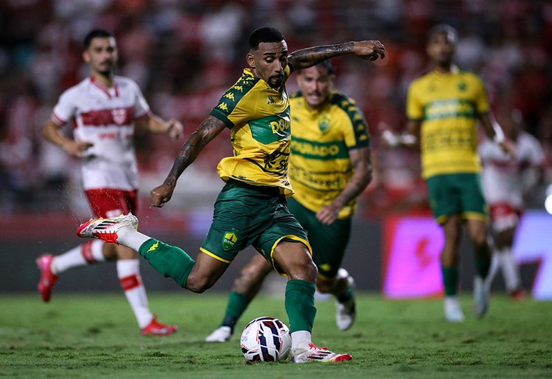 Cuiab� e CRB empatam em jogo movimentado e marcado por defesas decisivas no Rei Pel�  