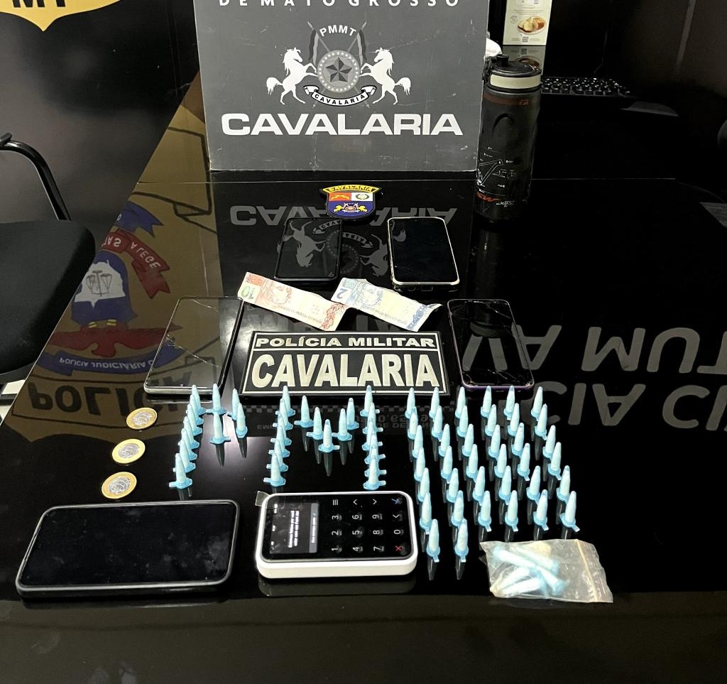 Cavalaria da PM apreende 71 por��es de drogas e prende dois faccionados