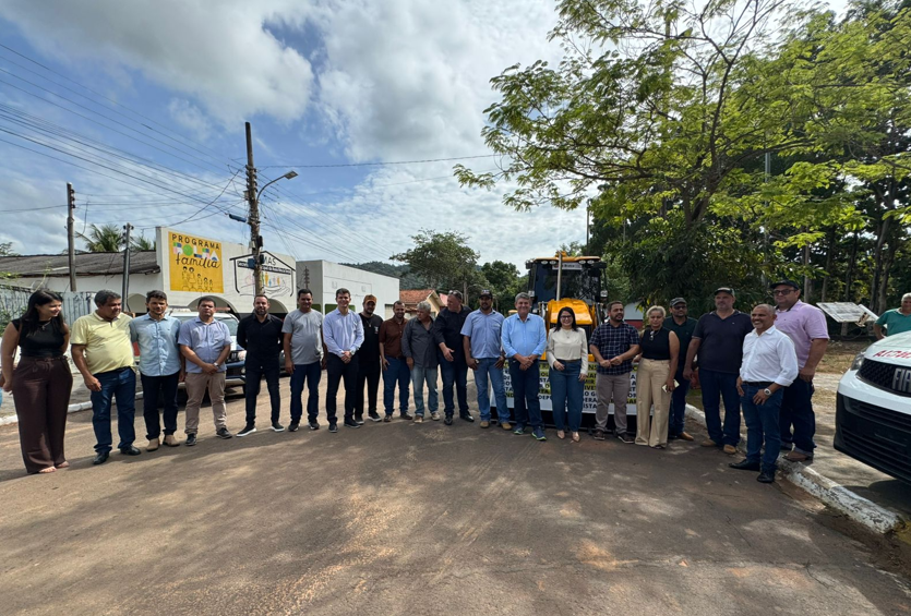 Governo de MT entrega novas m�quinas e fortalece investimentos na produ��o dos munic�pios de Rio Branco e Salto do C�u