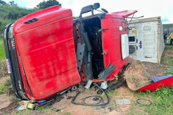 Motorista morre ap�s caminh�o capotar na Serra de S�o Vicente